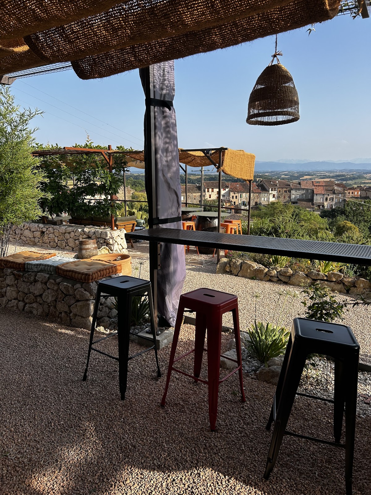 Terrasse panoramique surplombant un village et les montagnes à l'horizon