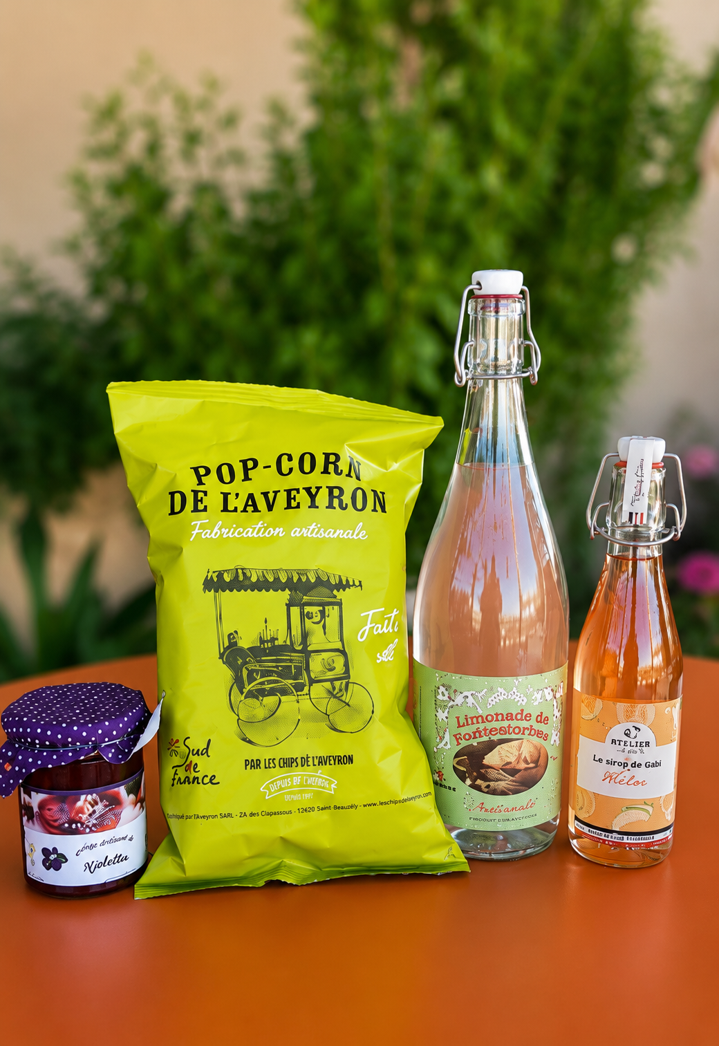 Assortiment de produits locaux : confiture, pop-corn, sirops, bouteilles