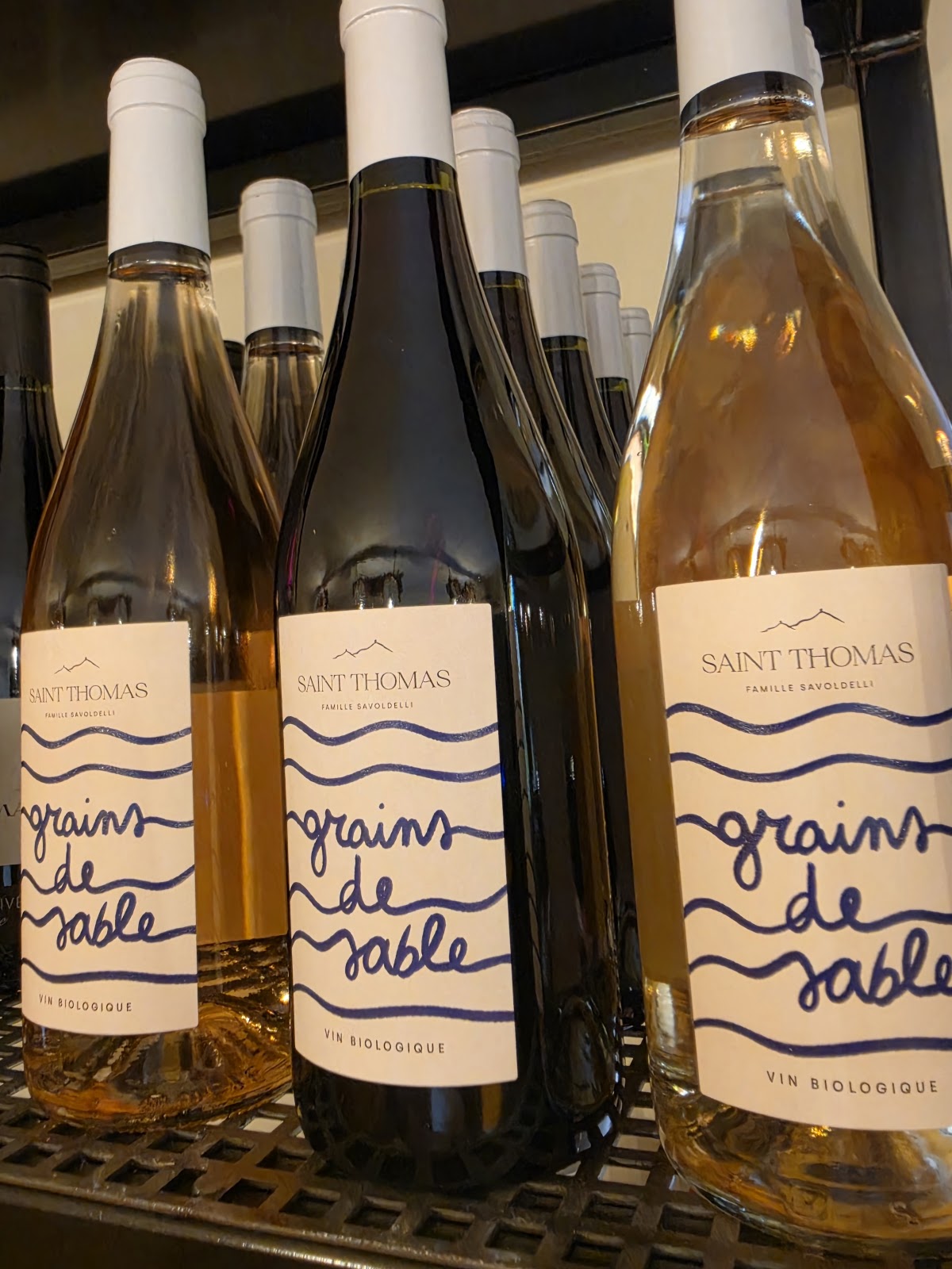 Gâteaux salés artisanaux en vitrines avec étiquettes