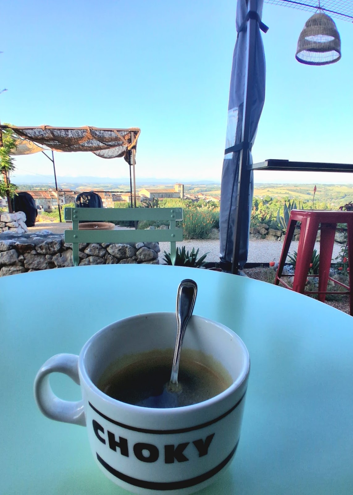Tasse de café Choky sur une terrasse