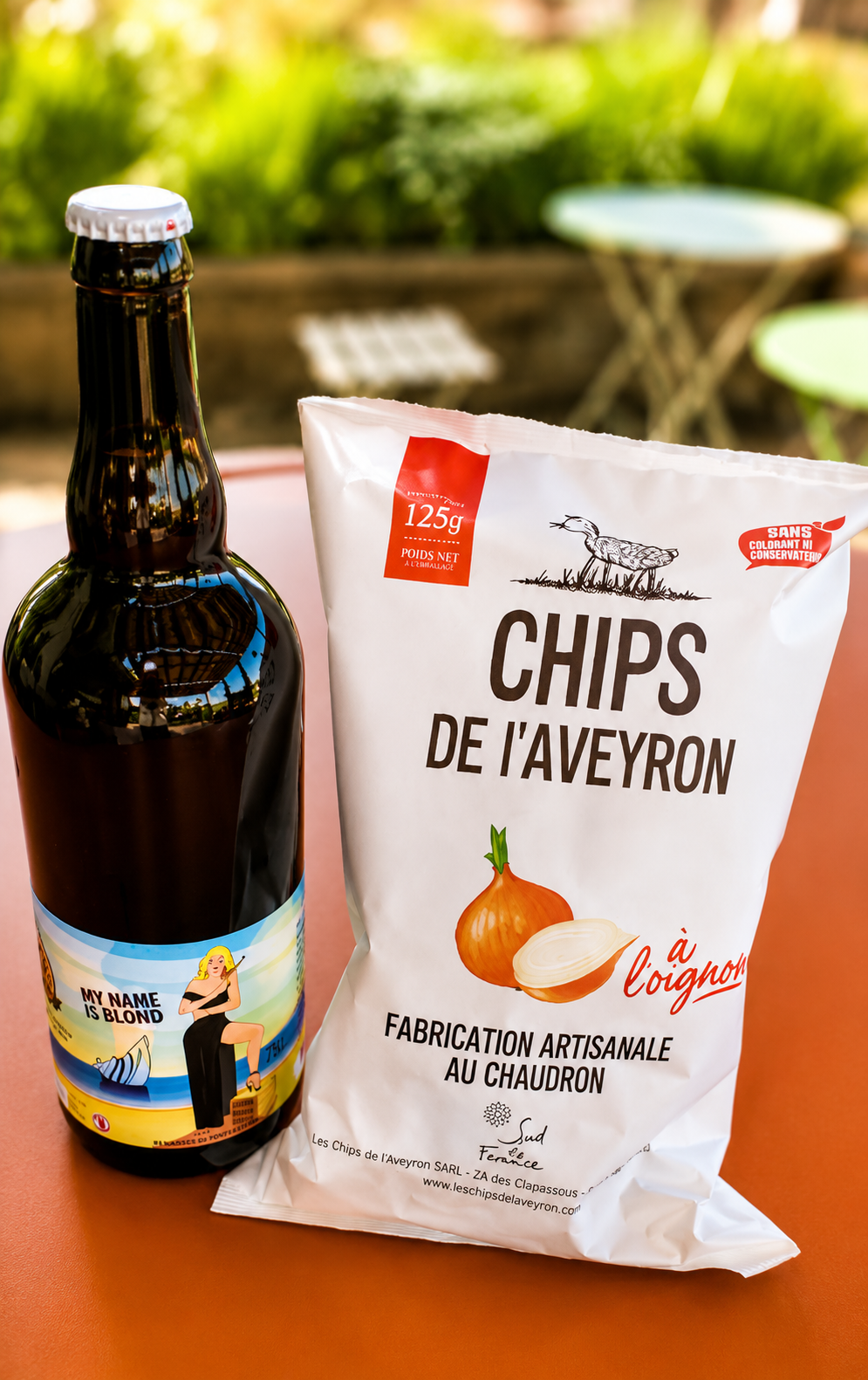 Sachet de chips artisanales et bouteille de bière
