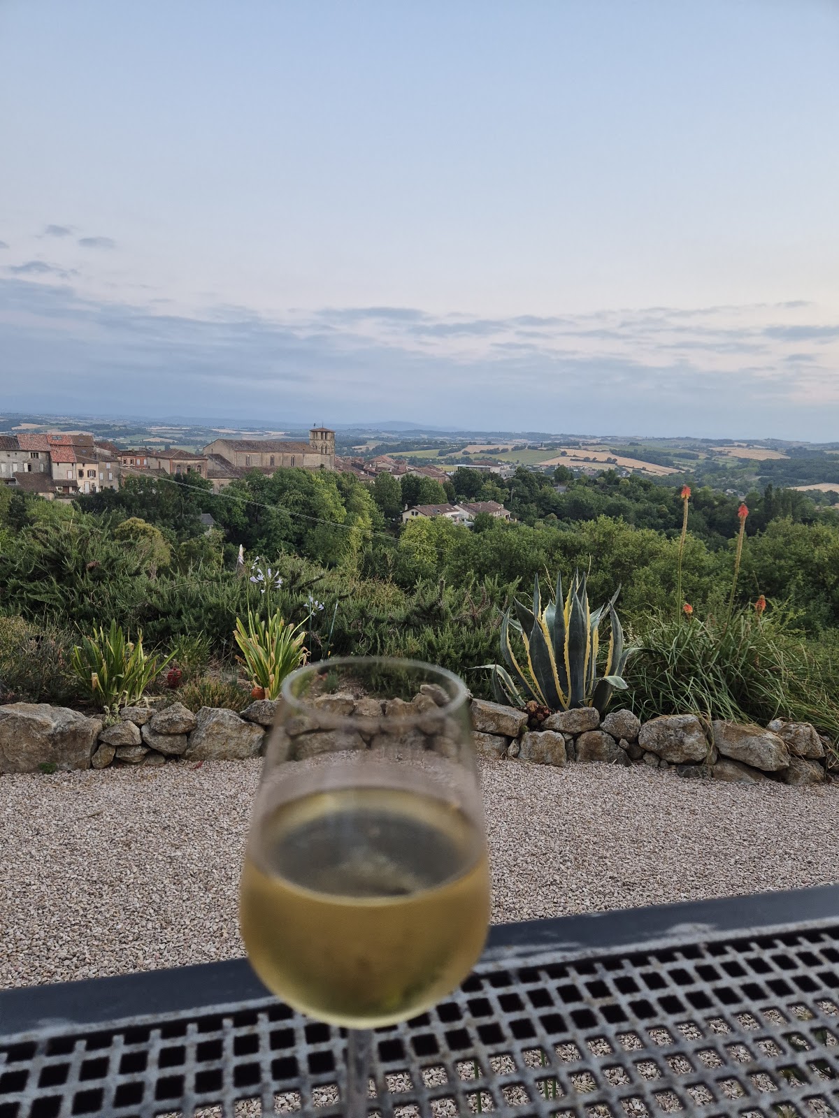 Verre de vin blanc au coucher de soleil